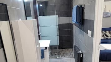 Quarto tradicional | Banheiro | Chuveiro, secador de cabelo, toalhas de banho, shampoo