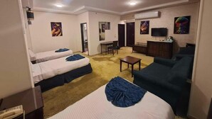 Deluxe room Pyramids View | Egyptian cotton sheets, premium bedding, pillow-top beds, free minibar - Al Fouad Palace Pyramids View (Kirdasah)