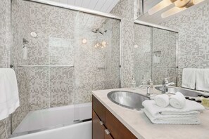 Douche, sèche-cheveux, serviettes fournies, shampoing