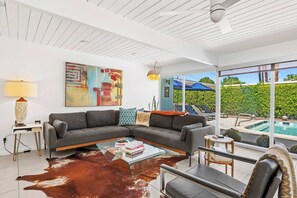 Pool - Palm Springs Pool Home Near Airport Sleeps 6 (Palm Springs)