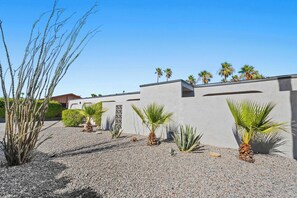 Property grounds - Aurora Oasis – Stylish 4 BDR (Palm Springs)