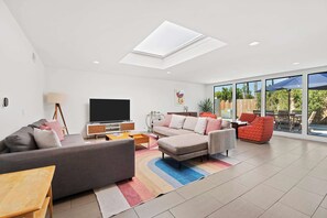 TV, fireplace - Aurora Oasis – Stylish 4 BDR (Palm Springs)