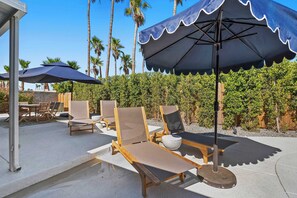 Outdoor dining - Aurora Oasis – Stylish 4 BDR (Palm Springs)