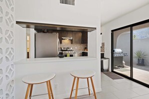 Fridge, microwave, oven, stovetop - Aurora Oasis – Stylish 4 BDR (Palm Springs)