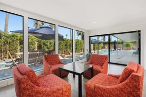 TV, fireplace - Aurora Oasis – Stylish 4 BDR (Palm Springs)