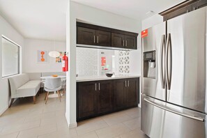 Interior - Aurora Oasis – Stylish 4 BDR (Palm Springs)