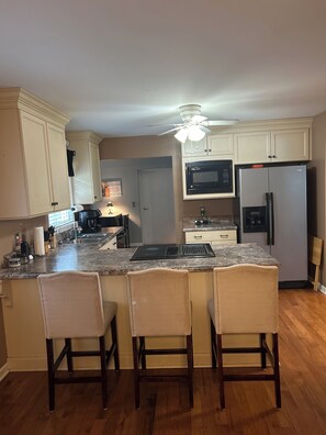 Microwave, oven, stovetop, dishwasher - Charming 3-bedroom house with AC, WiFi in lovely Tuscaloosa-1 mile from campus (Tuscaloosa)