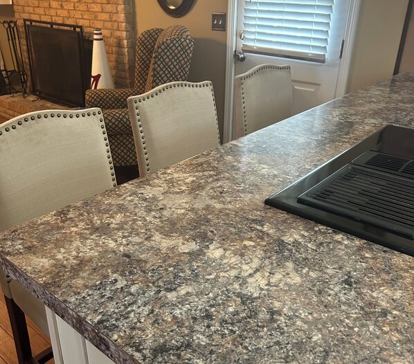 Dining - Charming 3-bedroom house with AC, WiFi in lovely Tuscaloosa-1 mile from campus (Tuscaloosa)