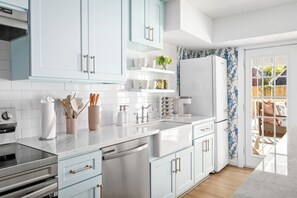 Fridge, microwave, oven, stovetop - Med Center 6min • 3 Ensuites • 90°F PoolSpa •Gated 2 Car Parking (Houston)