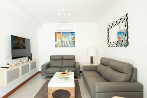 Living area - Casa Leize Piscina, Vistas & A/C 10 Minutes Walk From Marina Rubicón (CN)