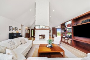 تلفزيون ذكي، مدفأة، تنس طاولة، مكتب