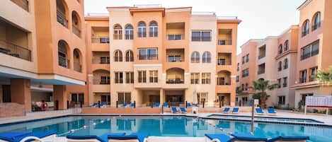 4 outdoor pools