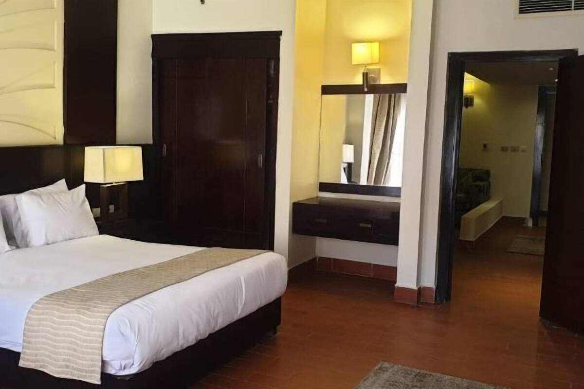 Escritorio y ropa de cama
