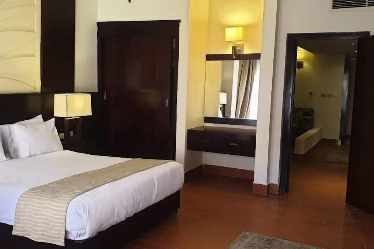1 bedroom, desk, bed sheets