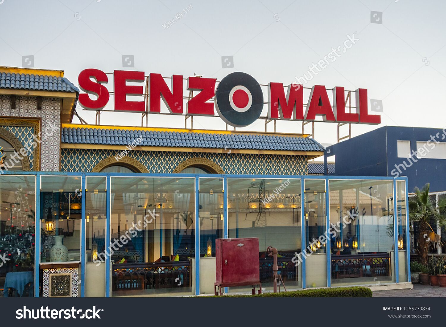 Un bâtiment sur lequel est apposée une grande enseigne « SENZOMALL ».