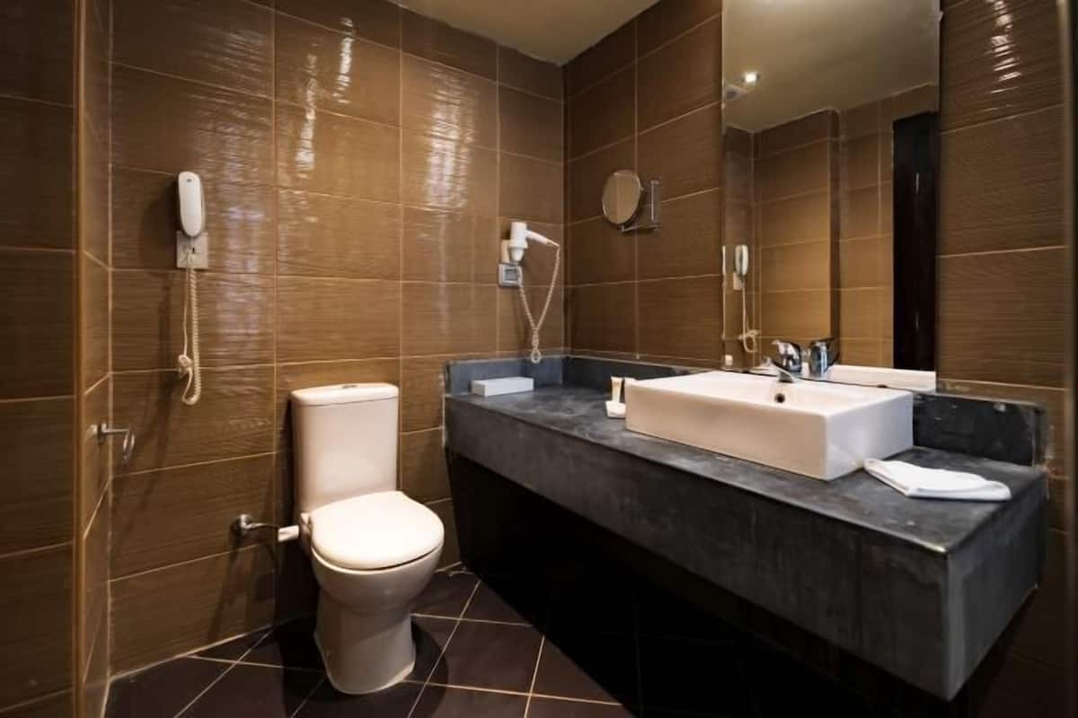 Amenidades de baño gratuitas, secadora de cabello, toallas, jabón