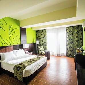 Desk, bed sheets - La Rosa Boho Aquapark Hotel (Hurghada)