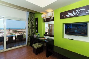 Desk, bed sheets - La Rosa Boho Aquapark Hotel (Hurghada)