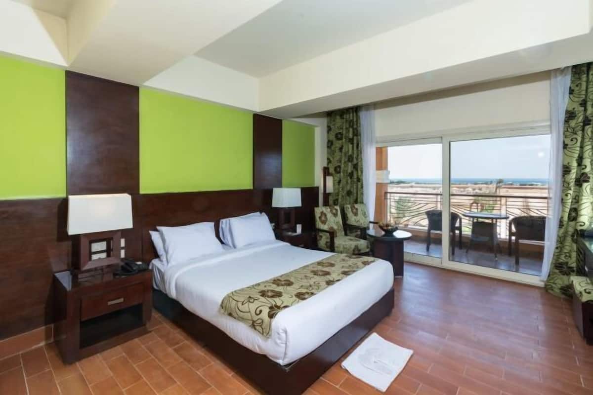 1 bedroom, desk, bed sheets