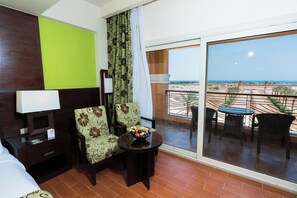 Desk, bed sheets - La Rosa Boho Aquapark Hotel (Hurghada)