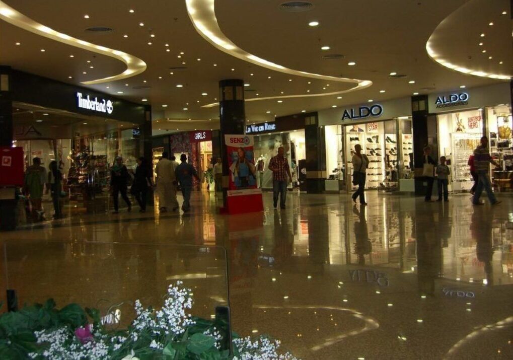 A shopping mall interior with stores like Timberland and Aldo.