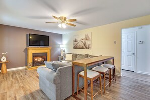 Interior - 7 Mi to Big Boulder: Resort-style Poconos Retreat (Albrightsville)