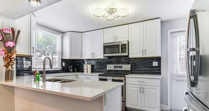 7 Mi to Beach: Updated Home w/ Pool in Seminole