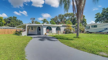 House (4 Bedrooms) | Exterior