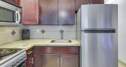 2 Mi to Ocean: Dog-friendly Hallandale Beach Condo