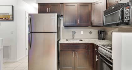 2 Mi to Dtwn Hollywood: Vibrant Pet-friendly Condo