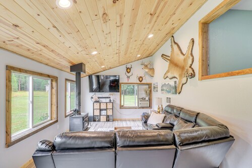 Bigfork Cottage w/ Hot Tub ~ 6 Mi to Flathead Lake