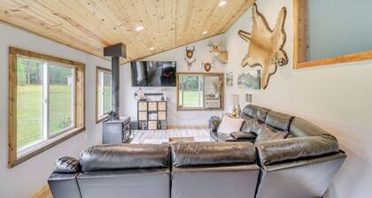 Bigfork Cottage w/ Hot Tub ~ 6 Mi to Flathead Lake