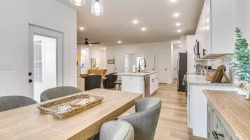 House (3 Bedrooms) | Interior