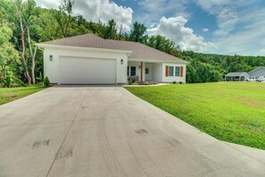 Interior - Flippin Vacation Rental: Walk to White River! (Flippin)