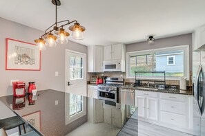 Apartment (3 Bedrooms) | Interior - Pet-friendly Arlington Townhome w/ Furnished Patio (Arlington)