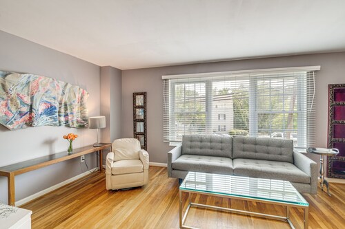 Pet-friendly Arlington Townhome w/ Furnished Patio