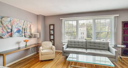 Pet-friendly Arlington Townhome w/ Furnished Patio