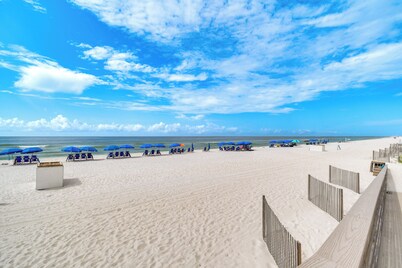 清爽的橘郡海灘公寓，附陽台和�水景！