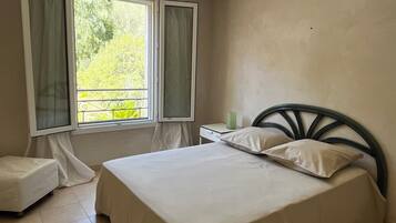 5 dormitorios, escritorio, tabla de planchar con plancha