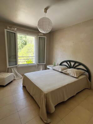 5 habitaciones, escritorio y tabla de planchar con plancha