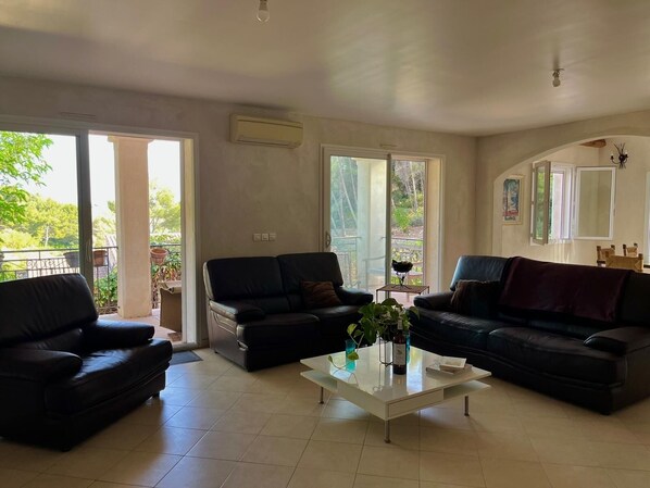 Smart TV, fireplace, books - Sublime air-conditioned family villa 5 minutes from the sea. (Bandol)