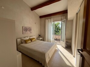 5 bedrooms, desk, iron/ironing board - Sublime air-conditioned family villa 5 minutes from the sea. (Bandol)