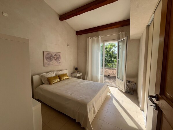 5 sovrum, skrivbord och strykjärn/strykbräda