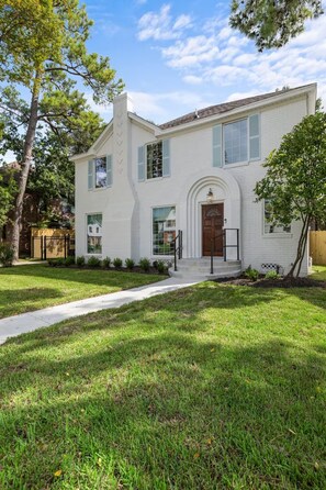 Exterior - Resort-Style 3BR/3BA • Pool & Spa • Gated (Houston)