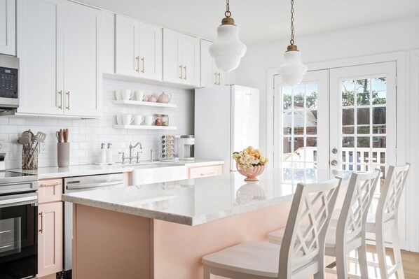 Kjøleskap, mikrobølgeovn, ovn og kokeplater