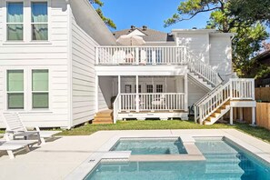 Utendørsbasseng og et oppvarmet basseng