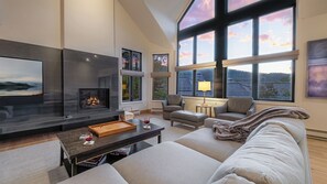 Smart-TV, Kamin, Arbeitsbereiche