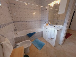 Shower, hair dryer, bidet, towels - Casa Nova Vista Lichtdurchflutetes Ferienhaus Zwischen Arrifana und Mte Clerigo (Aljezur)