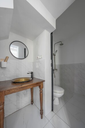 Regadera, tina de hidromasaje, secadora de cabello, bidet
