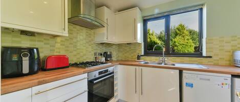 Een koelkast, een microgolfoven, een oven, een kookplaat